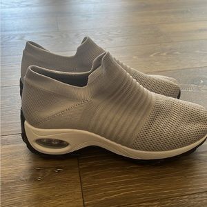 Women sneakers size 7